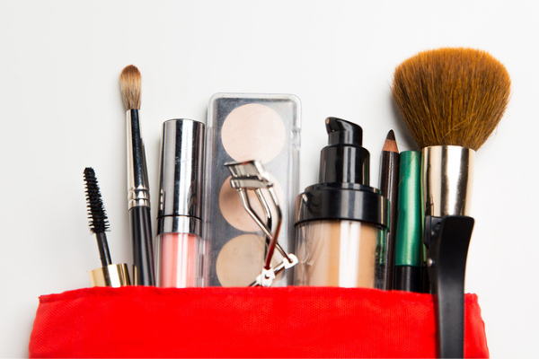 10 Beginner Tween Makeup Tips and Tutorials | If you (or your child) are in middle school and just getting started with makeup, this post has lots of great information - the best drugstore tween makeup kit essentials, makeup application tips and hacks, and 5 step-by-step tween makeup tutorials with tons of techniques and hacks you'll love. Whether you want simple and natural looks for school, or a more dramatic routine for a wedding or party, this post will teach you how to do it perfectly!