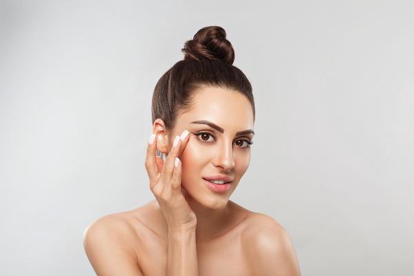 7 Makeup Tips to Slim Your Face | If you want to know how to make your face thinner with makeup, this post has lots of tips to help. You'll learn how to shape your eyebrows, how to fill in your eyebrows, how to contour your face, strobing makeup tips, how to conceal under eye bags, the right way to apply blush...and more! These makeup application techniques and step by step makeup tutorials are perfect for beginners and beyond, and will teach you how to look thinner in photos to boot!